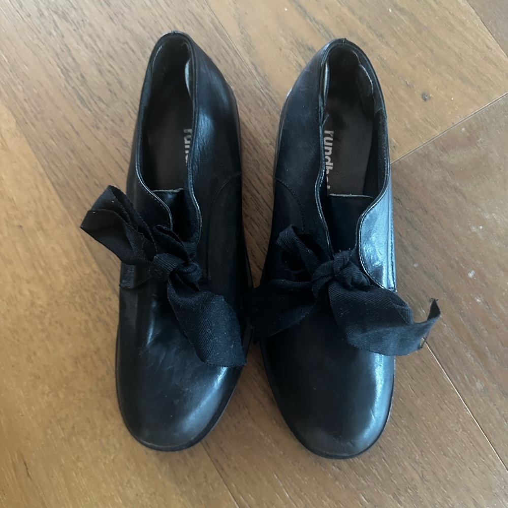 Rundholz black leather with bow size 40